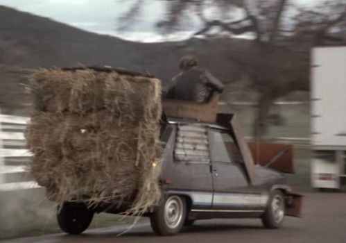 Foin-lecar Une botte de foin dans le coffre de la LeCar