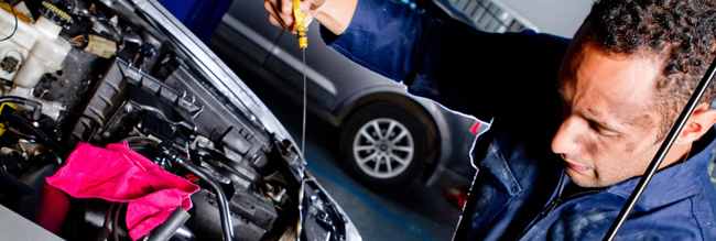 Vérification des niveaux de liquide sur une voiture